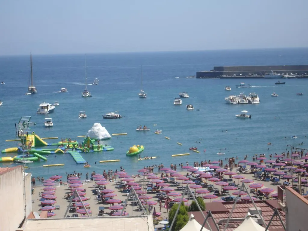 Hotel La Rusticana Giardini Naxos 2*,